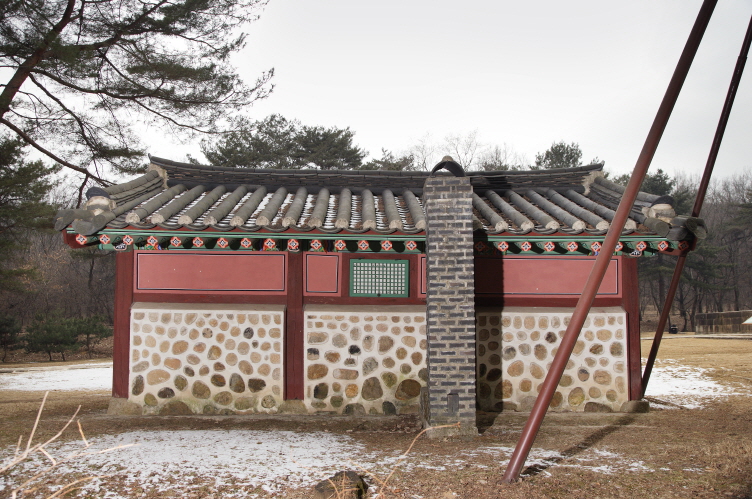 건원릉의 수복방 배면